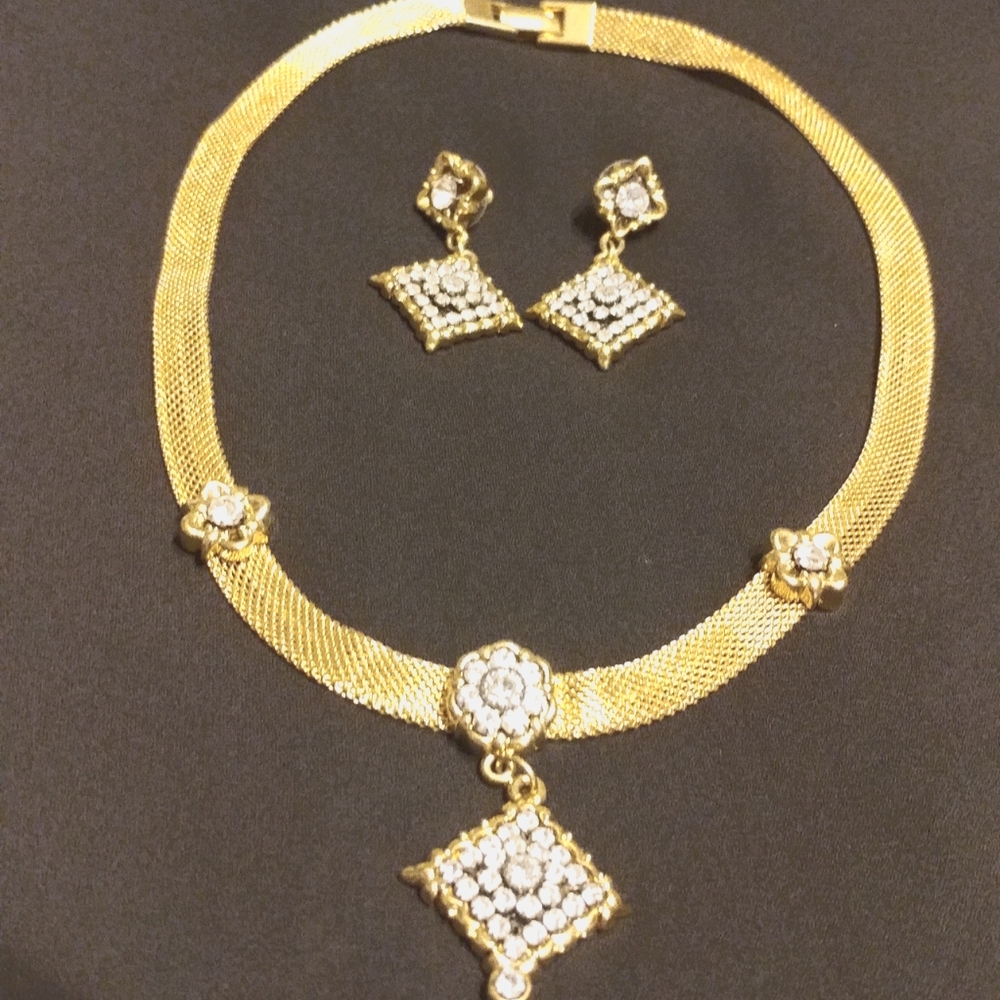 Necklace and earring set